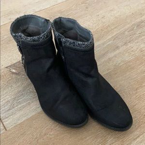 Low black boots